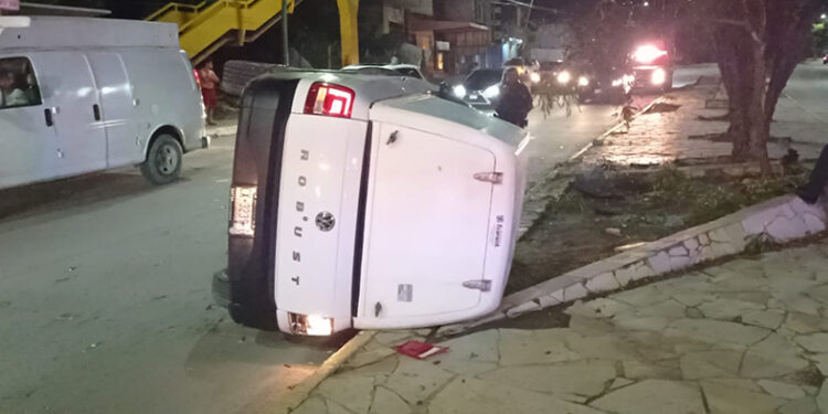 Vuelca y lo abandonan