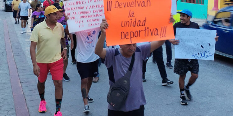 Protestan por incumplimiento de obra