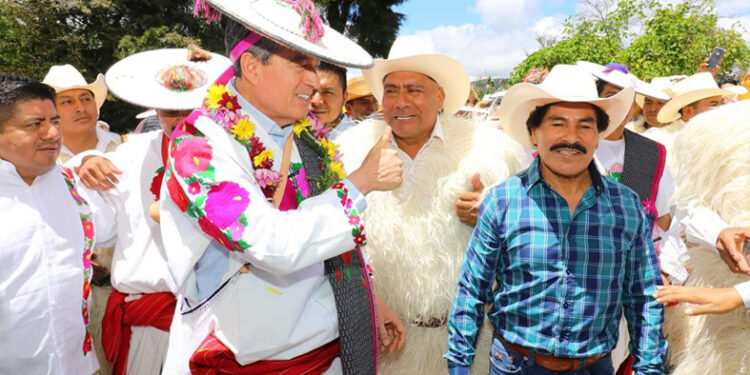 Inauguró pavimentación de calles