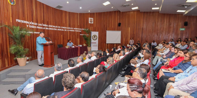 Presentó las guías de conducción y valoración judicial en materia penal