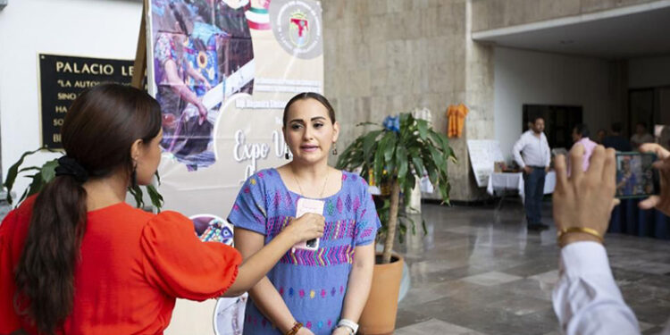 Inauguró expoventa artesanal