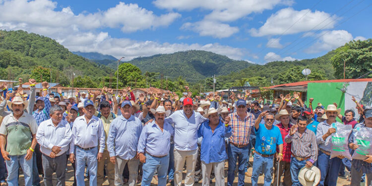 Continúa entregando apoyos al campo