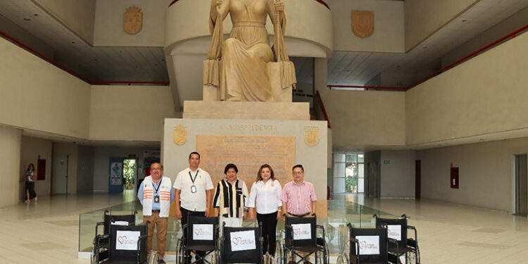 Dona silla de ruedas