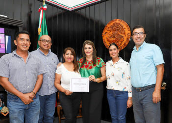 Reconoce a maestra