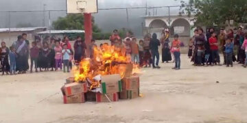 Incineran libros de texto