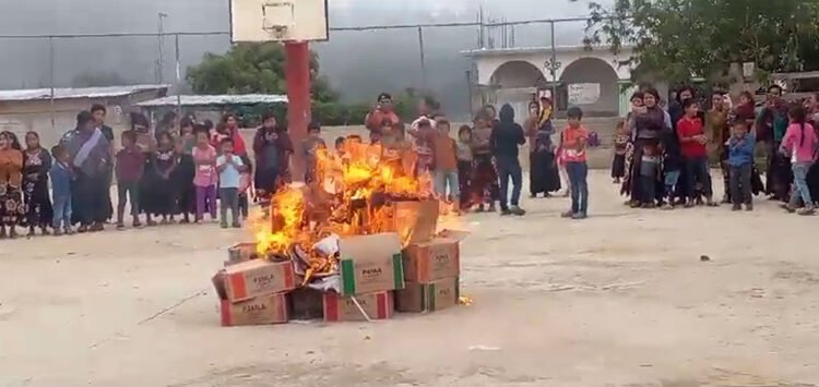 Incineran libros de texto