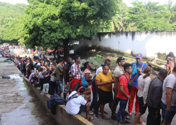 Oleada de migrantes desborda las calles