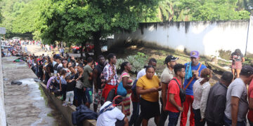 Oleada de migrantes desborda las calles