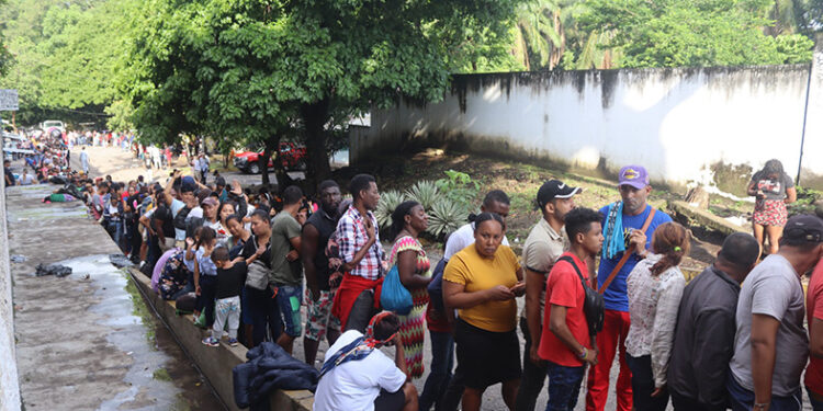 Oleada de migrantes desborda las calles