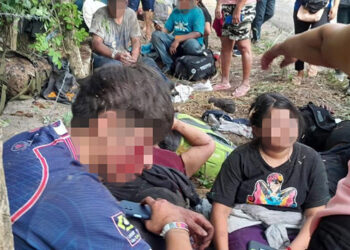 Vuelca camión con migrantes