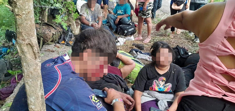 Vuelca camión con migrantes