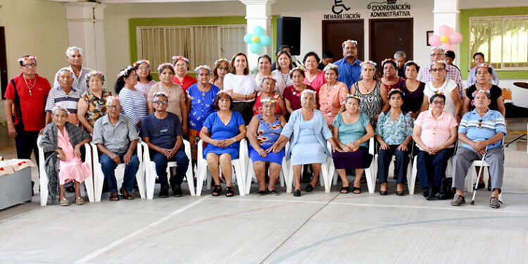 Festeja a los abuelitos de Casa de Día