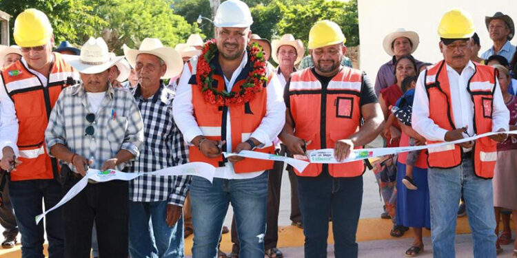 Inauguró calles en ranchearía Santiago