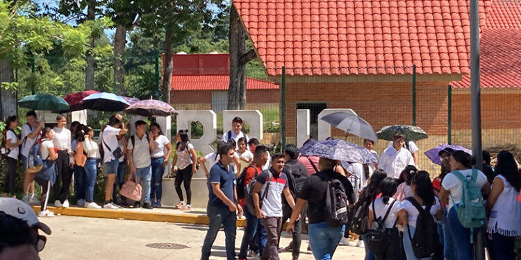 Se manifiestan estudiantes