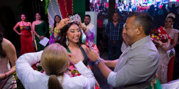 Corona a la reina de las Fiestas Patrias