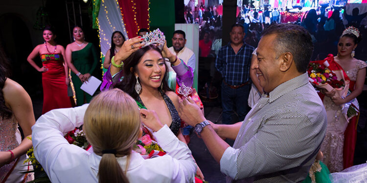 Corona a la reina de las Fiestas Patrias