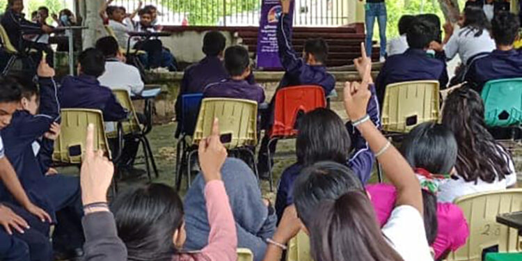 Capacitan a jóvenes sobre riesgos en internet