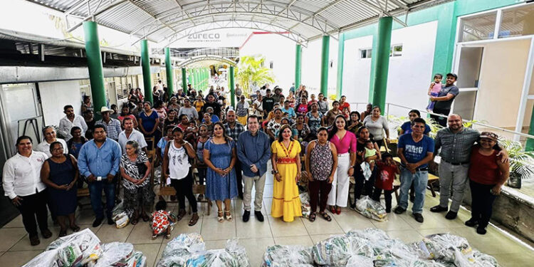 Encabezó la entrega de insumos alimentarios