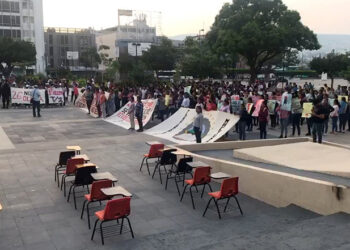 Marchan por los nueve años de Ayotzinapa