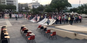 Marchan por los nueve años de Ayotzinapa