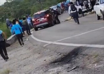 Golpean a turistas