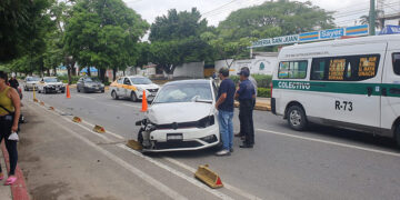 Choque de particulares deja daños materiales