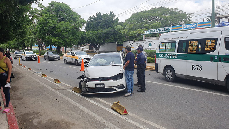 Choque de particulares deja daños materiales