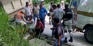 Choca volteo contra Urvan