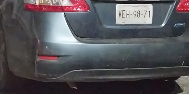 Localizan carro con armas