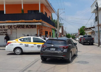 Ruletero impacta a lujoso vehículo