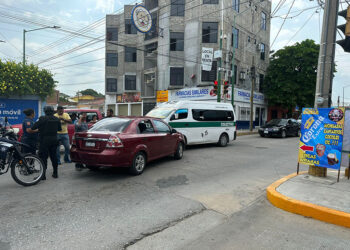 Semaforazo deja daños materiales