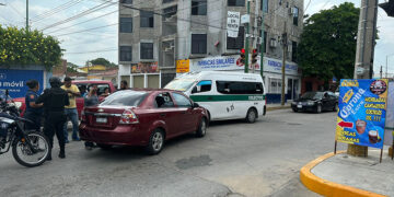 Semaforazo deja daños materiales