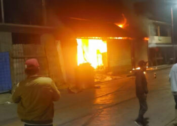 Se incendia negocio
