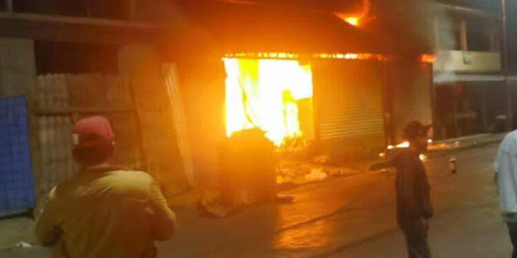 Se incendia negocio