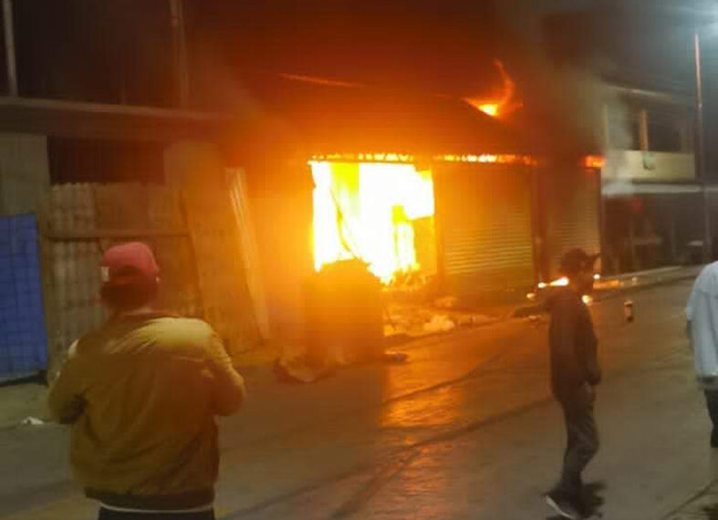Se incendia negocio