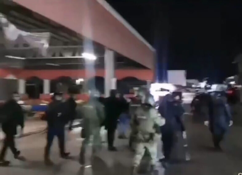 Se agarran a balazos