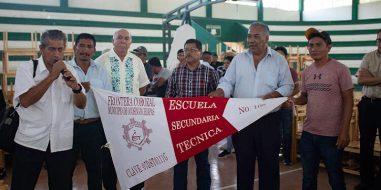 Entregan mobiliario a escuelas