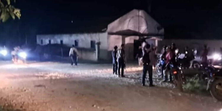 Sigue retención de policías