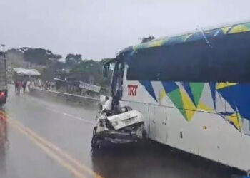 Auto terminó destrozado