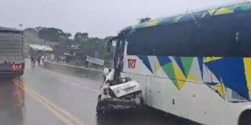 Auto terminó destrozado