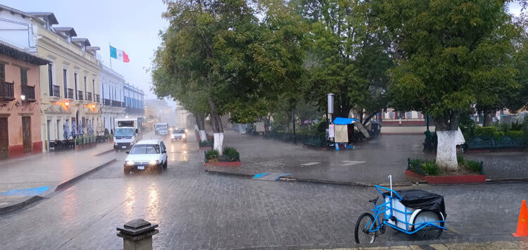 Fuerte lluvia sorprende a coletos