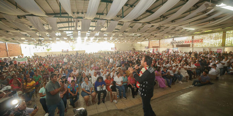 Se reúne con mujeres emprendedoras