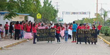 Exigen destitución de docente