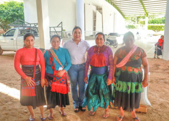 Entrega apoyos del Programa Fomento Familiar