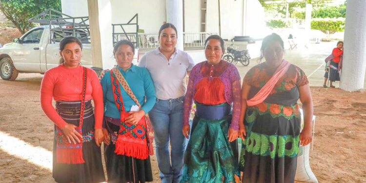 Entrega apoyos del Programa Fomento Familiar