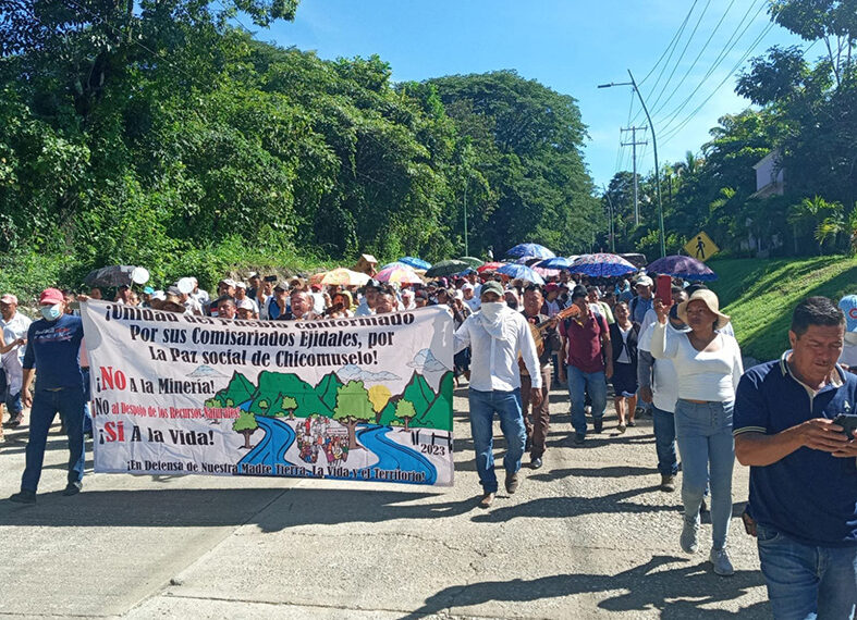 Indígenas marchan por la paz