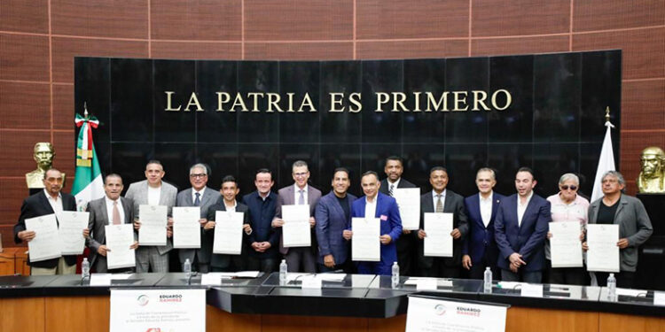 Senado reconoce a futbolistas