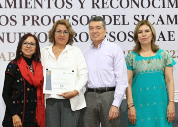 Dan nombramientos a trabajadores de la educación