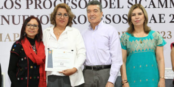 Dan nombramientos a trabajadores de la educación