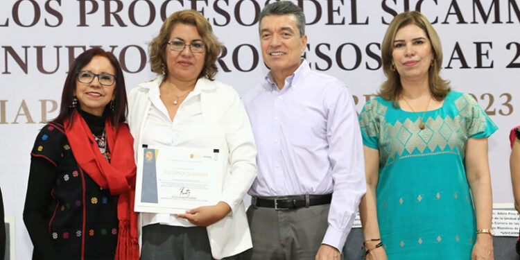 Dan nombramientos a trabajadores de la educación